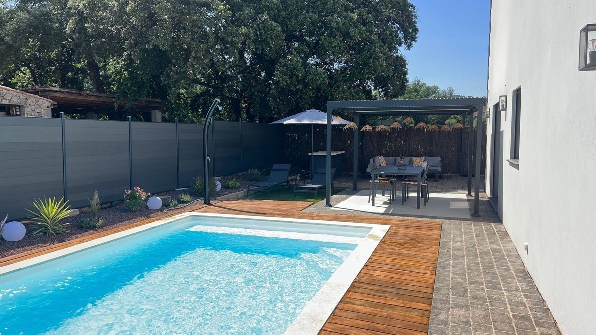 Le Cannet-des-Maures Villa | Modern air-conditioned architect designed villa with private pool