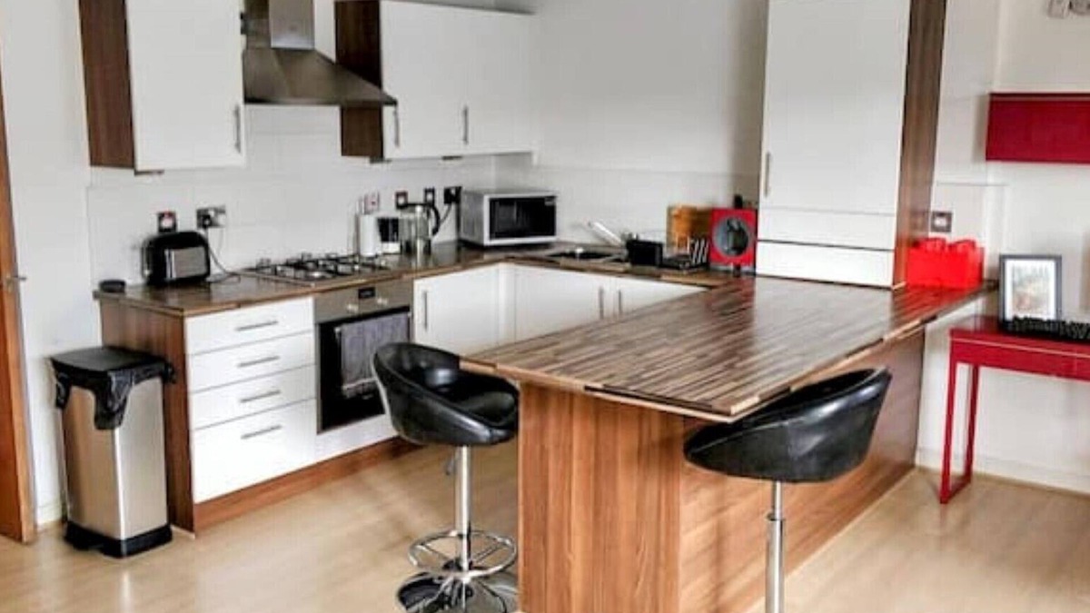 Glasgow Apartment | Modern, airy, bright Westend 2 bed + free parking - kid and pet friendly!