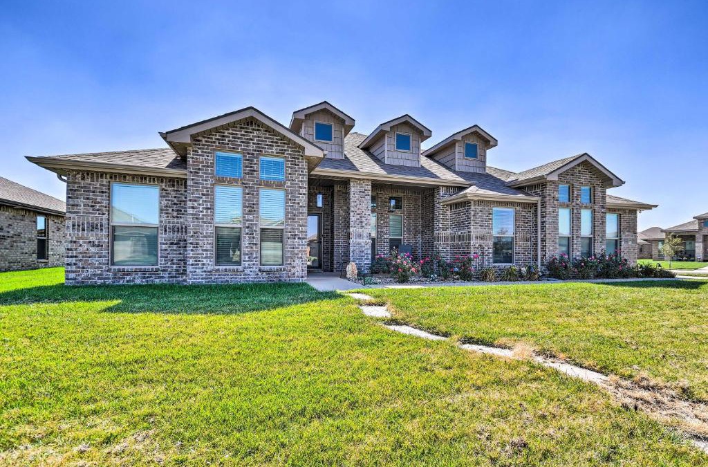 Amarillo House | Modern Amarillo House with Fire Pit and Hot Tub!