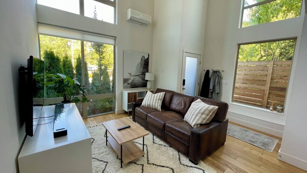 Bryant House | Modern and Airy home near UW & Seattle Children’s