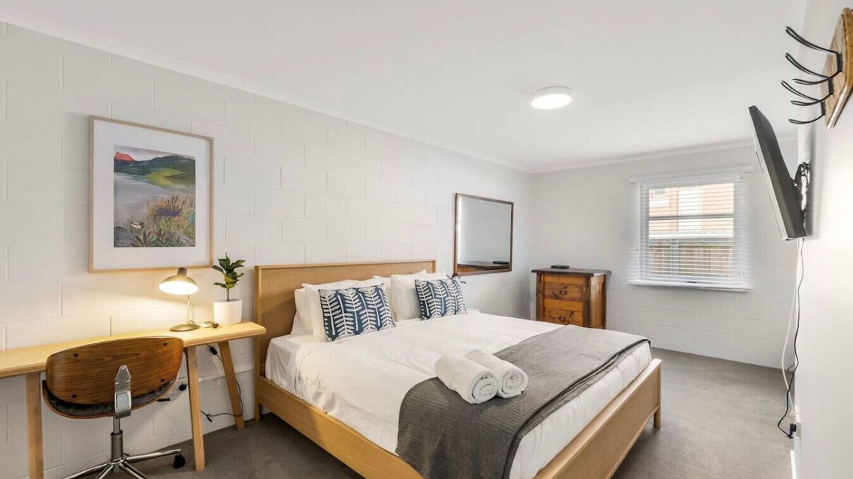 North Hobart Apartment | Modern and Central with Parking