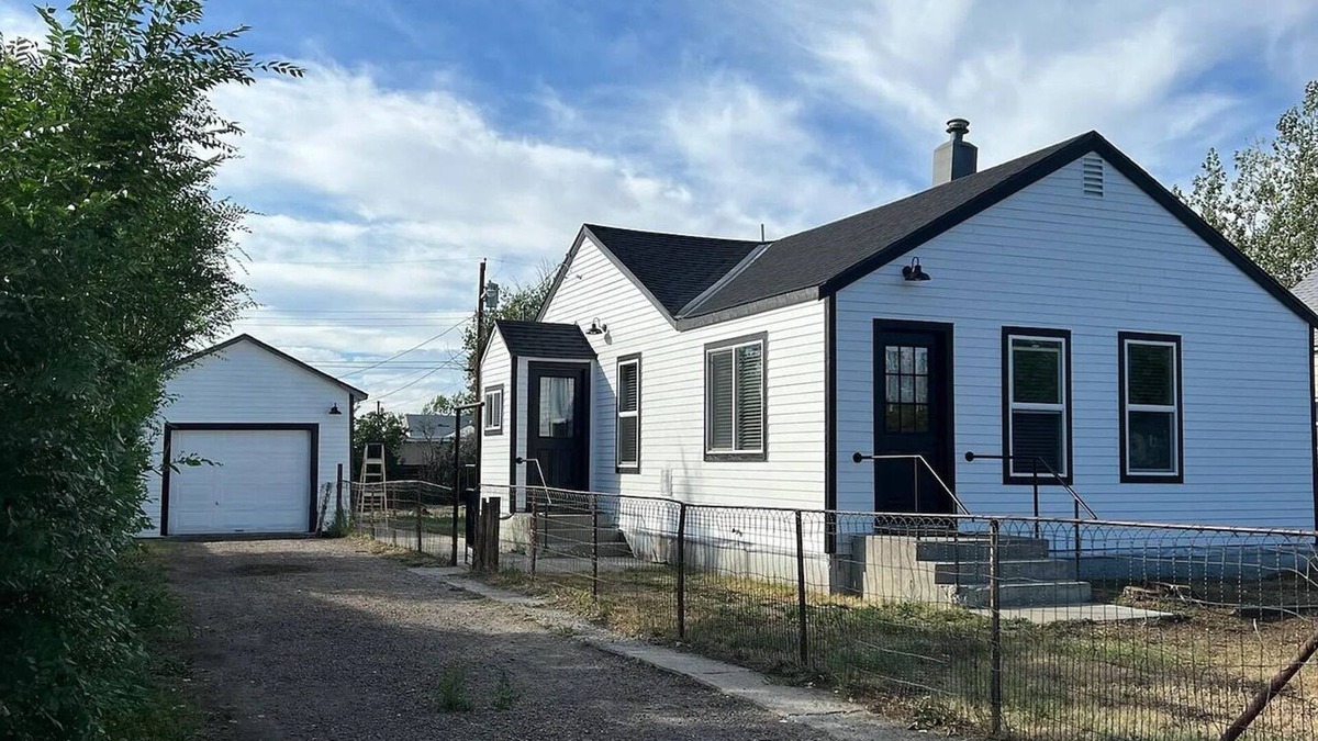 Santa Rita Cottage | Modern and chic 2 bedroom home near Glacier!