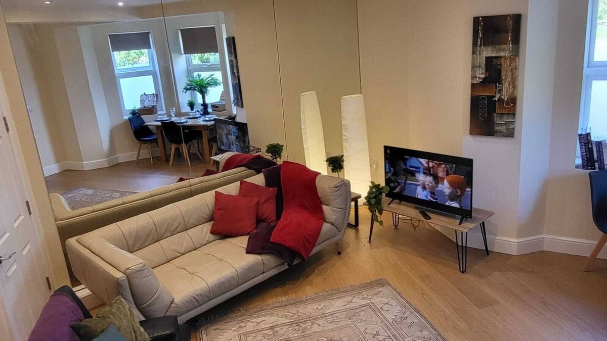 Stockcross Apartment | Modern and Classy 2 bedroom Flat, Free parking