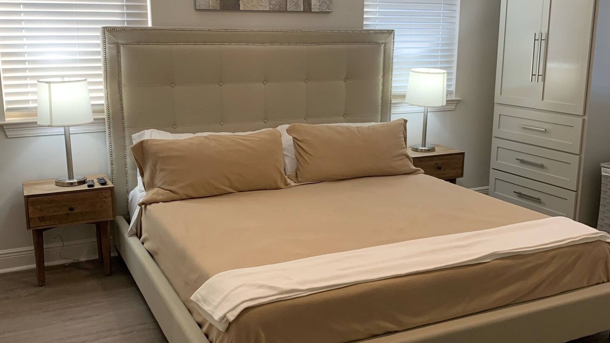 Mobile Apartment | Modern and comfortable updated 1 bedroom Midtown Apartment. King bed and cable!
