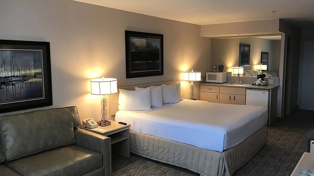 Warrenton Hotel | Modern and Comfy Unit, Near Attractions, Pool and Sauna
