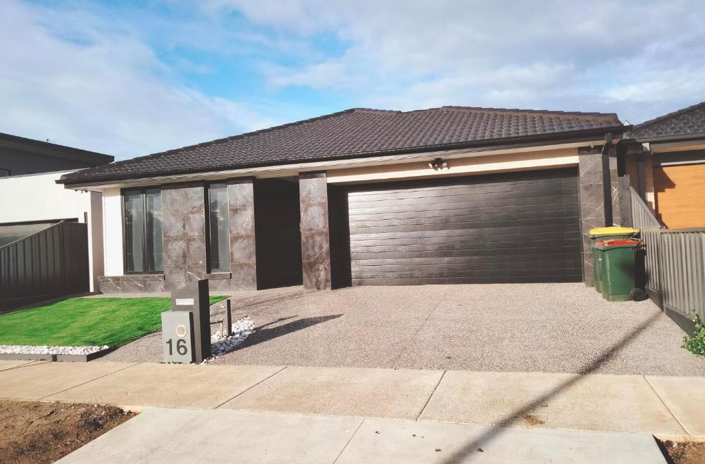 St Leonards House | Modern and cosey 4 bedroom house walk to beach