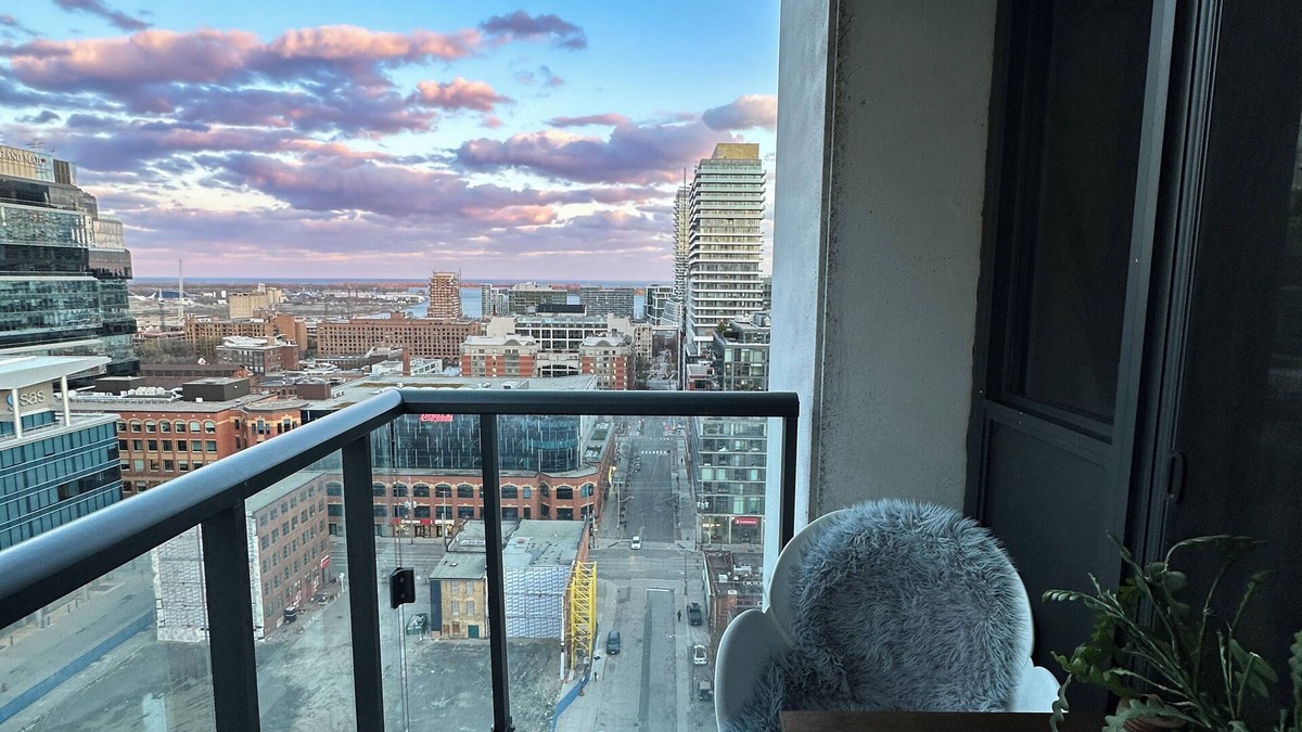 Old Town Apartment | Modern and cozy apartment perfect for working remotely in Downtown Toronto nn
