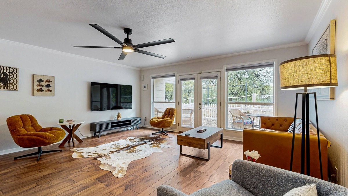 Riverside Condo | Modern and cozy apartment in downtown with patio, close to lake & restaurants