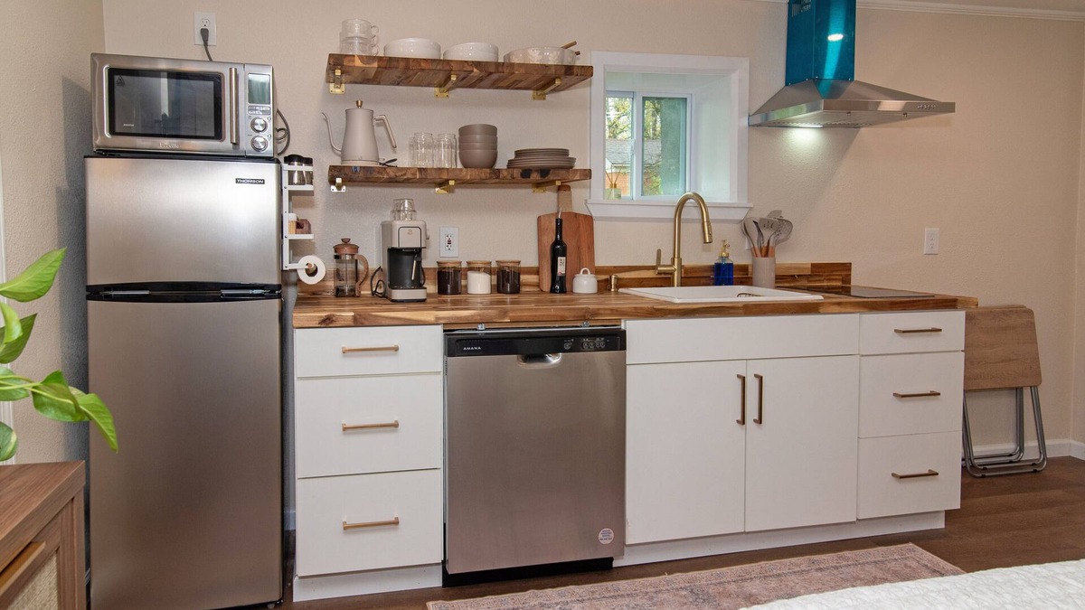 Little Rock Cottage | Modern and cozy cottage. Spacious and conveniently located near medical center