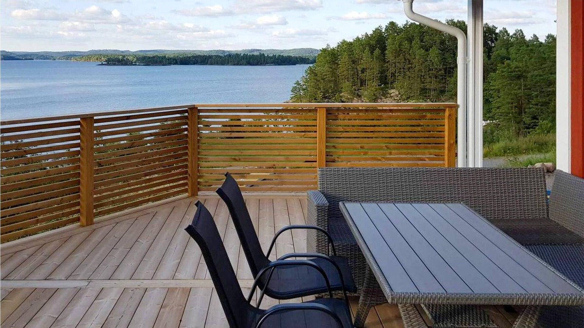 Kinda Municipality House | Modern and cozy cottage overlooking lake Åsunden.