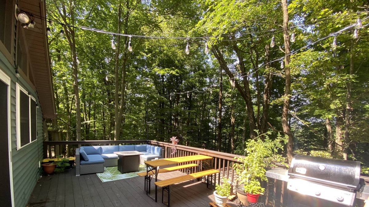 Lake Ariel Cabin | Modern and cozy- perfect for your Winter getaway!
