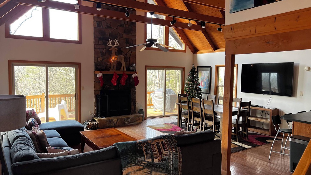 Berkeley Springs House | Modern and Peaceful Home with Amazing Mountain Views!