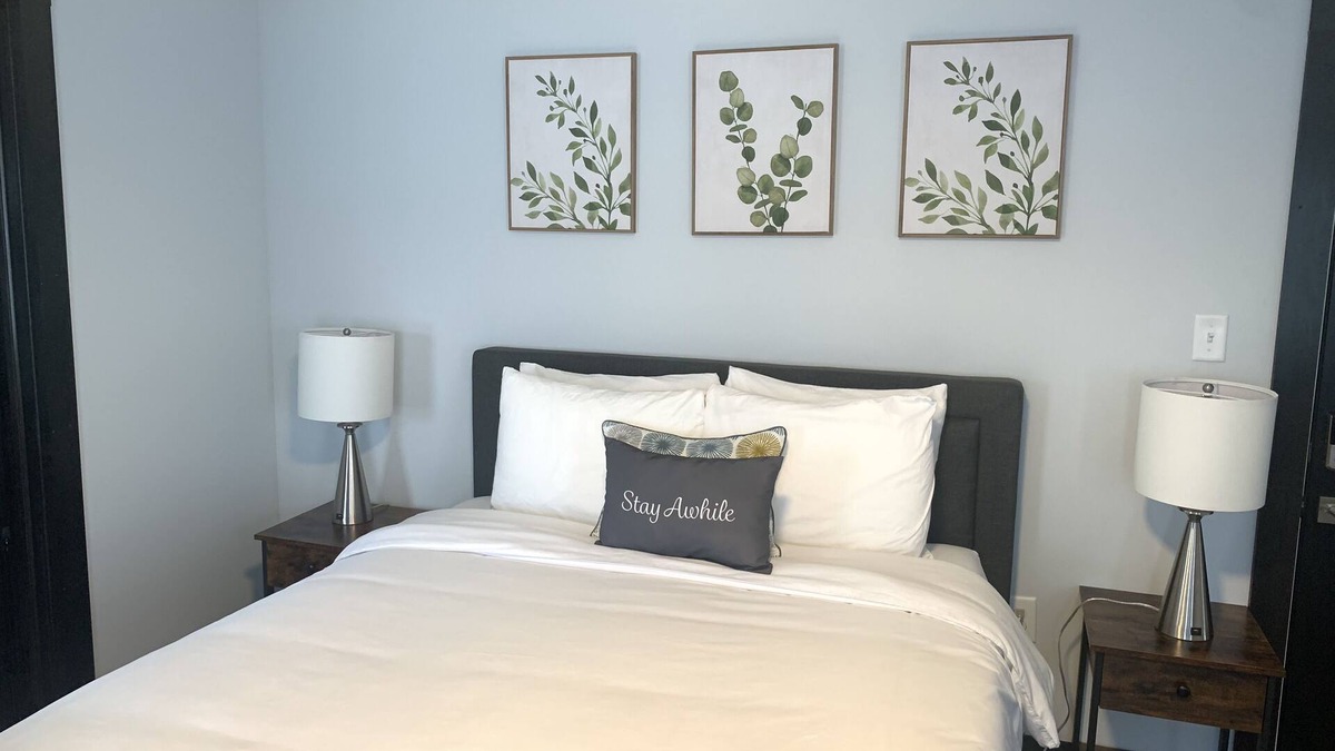 North Muskegon Hotel | Modern and Private Queen Suite near Downtown