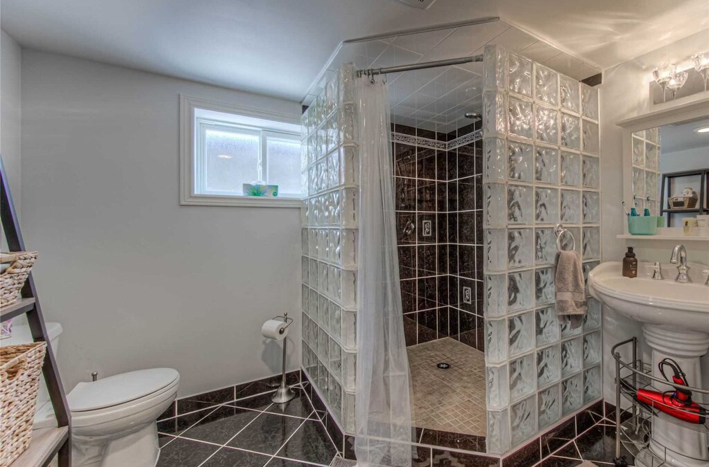 Rosedale House | Modern and Sanitized Large Cottage, Hot Tub, BBQ