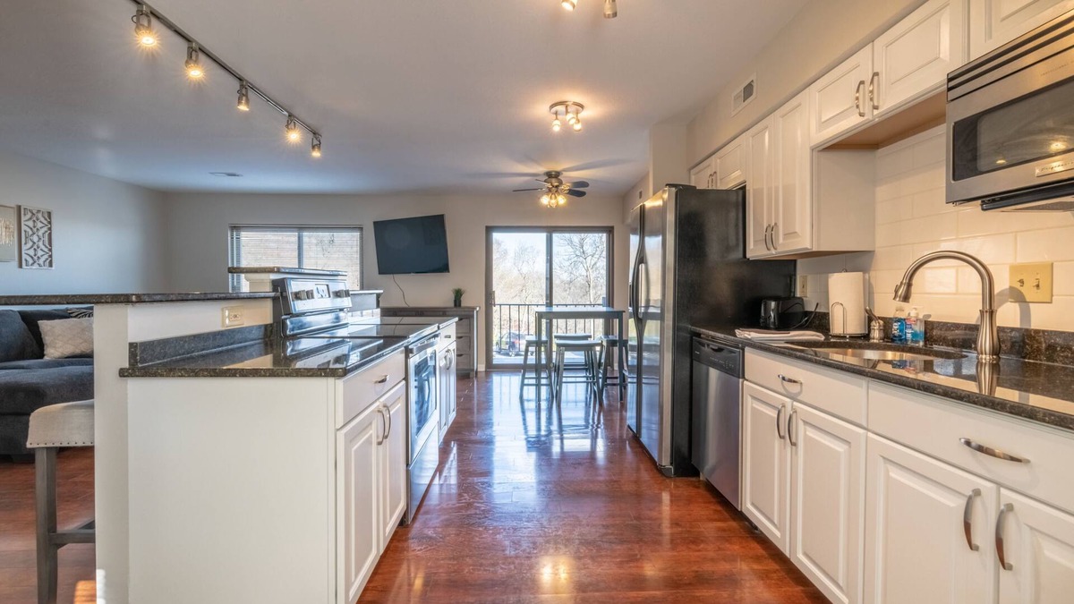 East Price Hill House | ❤️ 🏙Modern and Sleek, Million 💵 City View! ❤️ 🌌