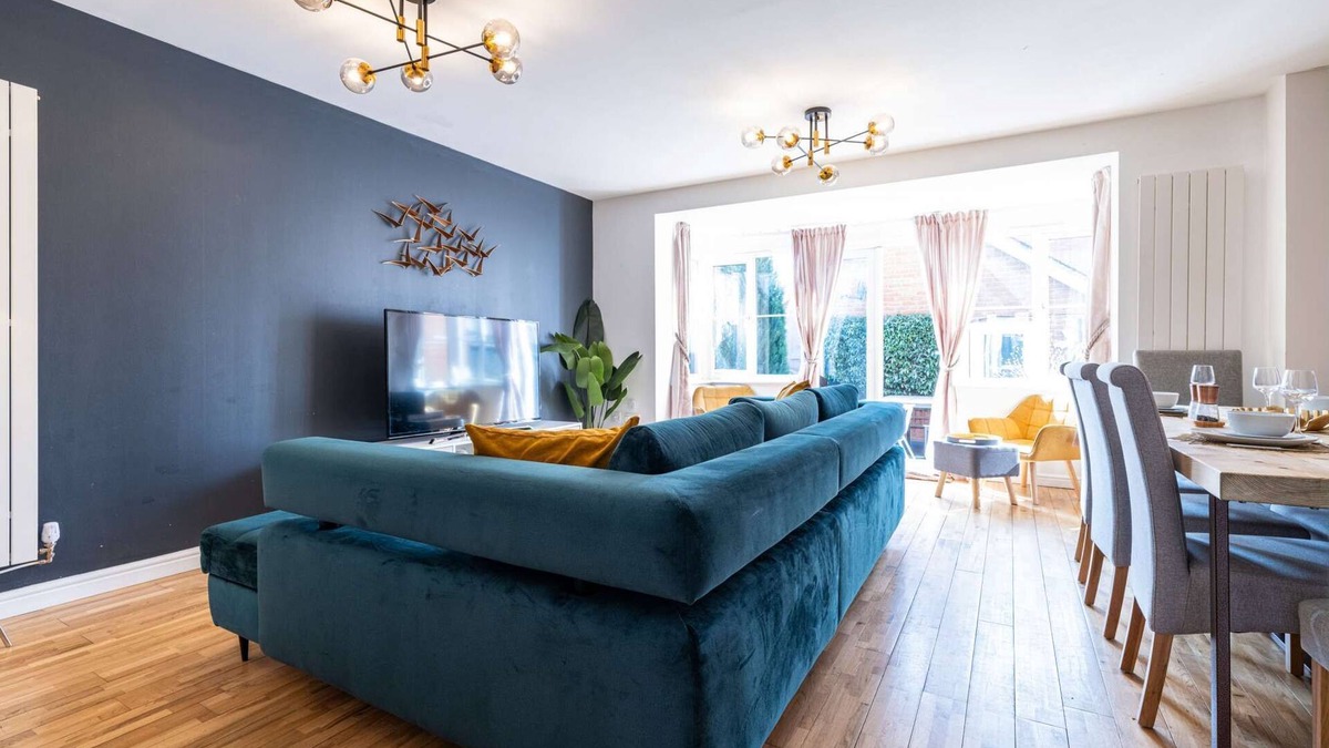 Newport Pagnell Apartment | Modern and spacious home from home with 9 beds