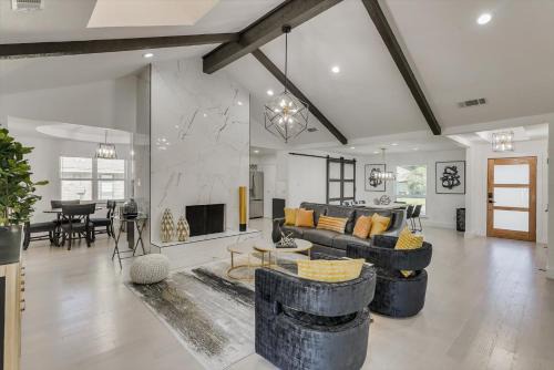 Far North Dallas House | Modern and Spacious Dallas Getaway w Private POOL