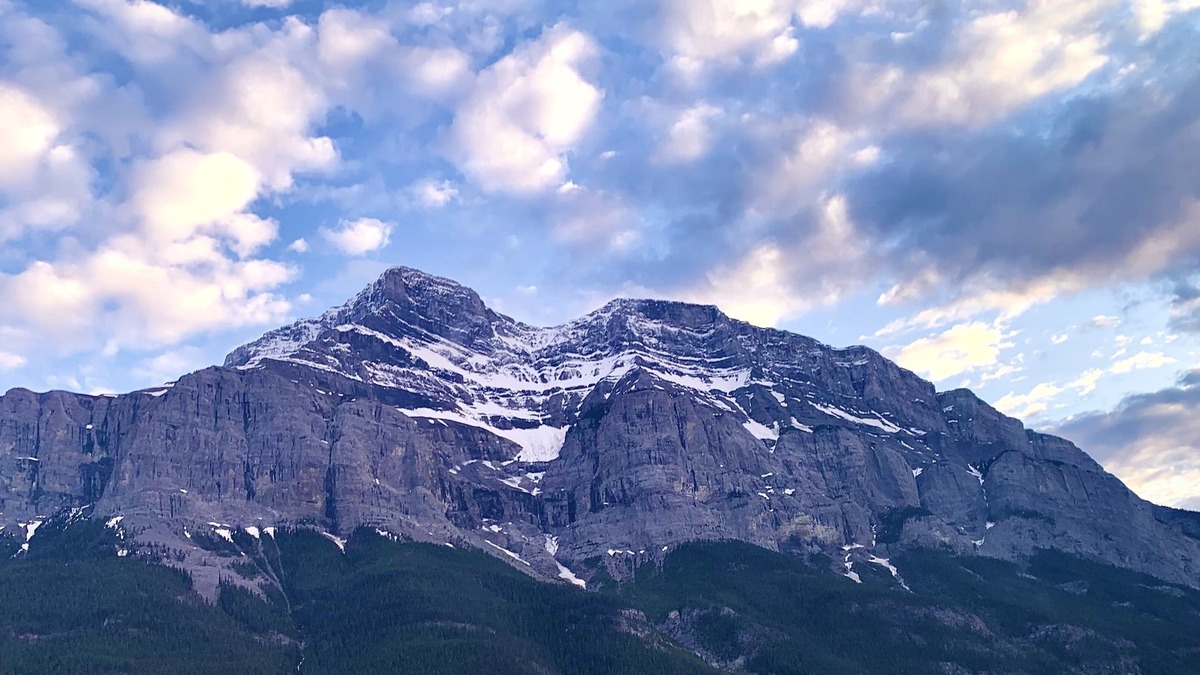 Cochrane House | Modern and spacious family home close to Calgary and the mountains.