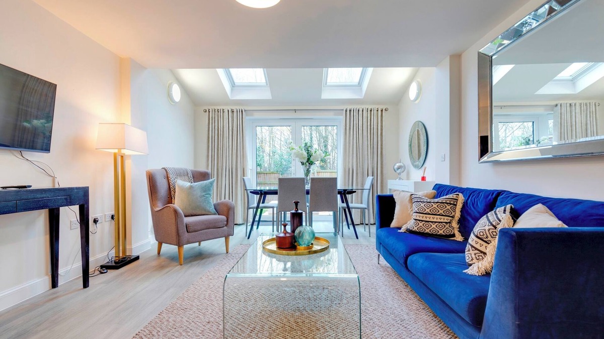 Trumpington House | Modern and Spacious Townhouse with Own Carpark | Pass the Keys