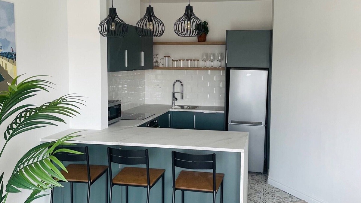 Roscoe Apartment | Modern and Spacious No. 5 - sleeps 6 - free parking