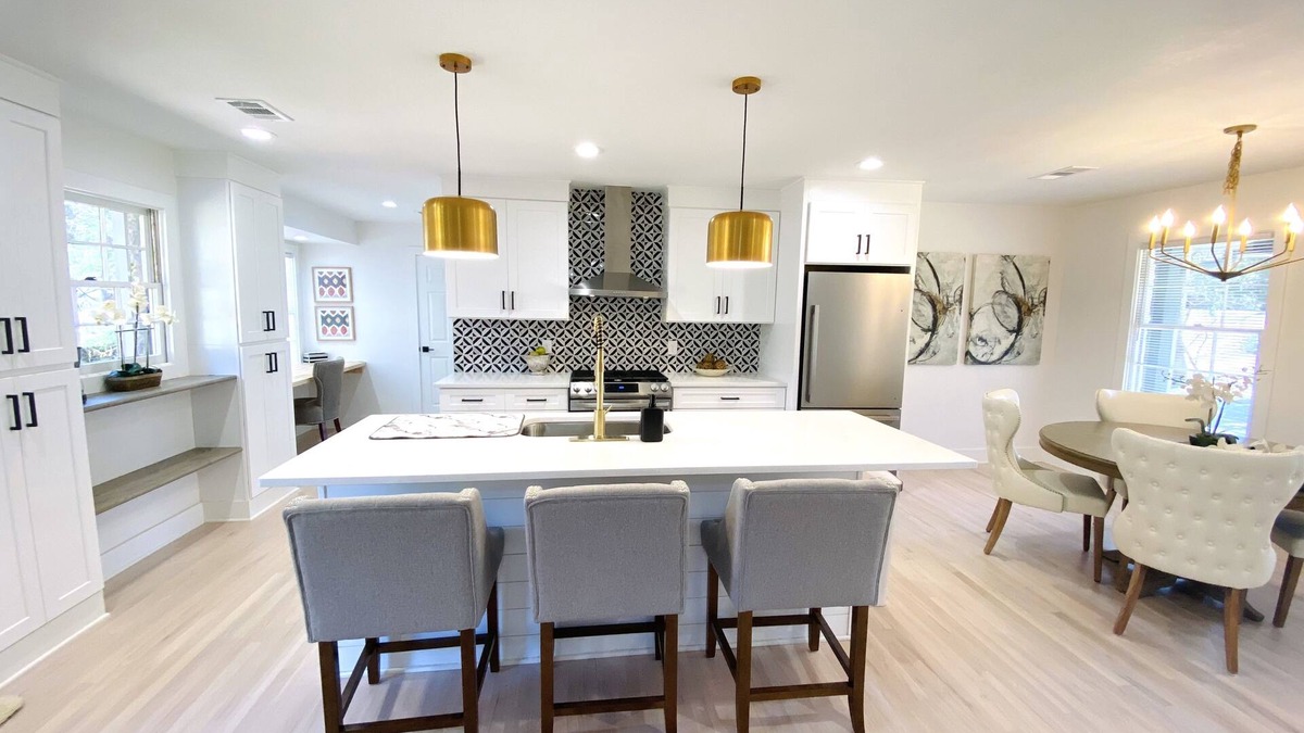Alpharetta House | Modern and Stylish Creekside Retreat Home - Walk to Downtown