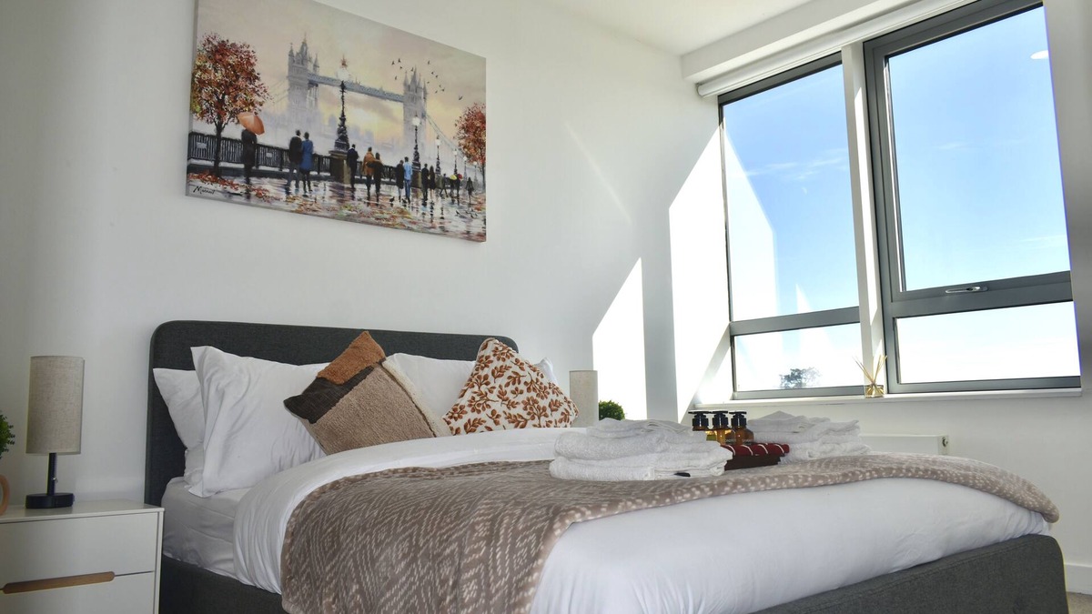 Bracknell Apartment | Modern and Unique Fully Furnished City Centre 2Bed 2Bath Free Parking