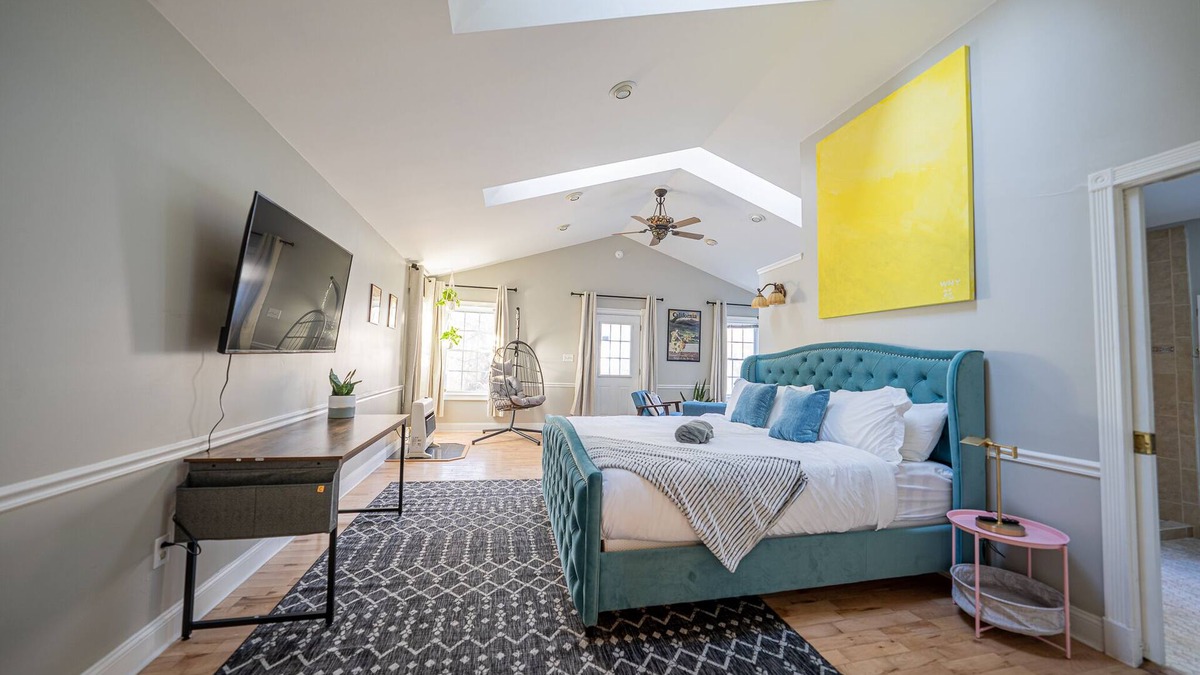 Norwichtown House | Modern Antique 5BR Home w/Expansive Master Suite
