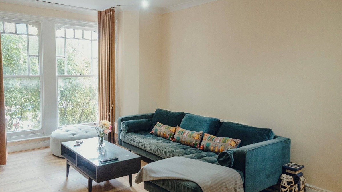 Stroud Green Apartment | Modern Apartment, 3 Bedroom, Sleeps 8, Near Ally Pally, Balcony & Workspace