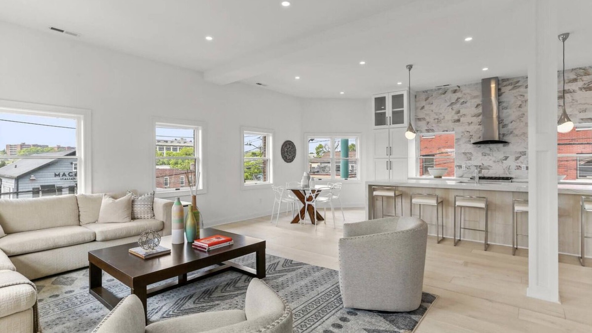 Port Chester Condo | Modern Apartment 5 min from train/beach Greenwich