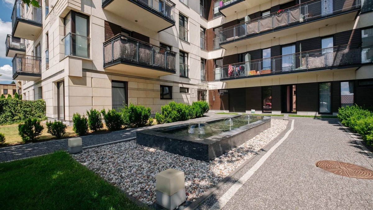 Wlochy Apartment | Modern Apartment Across the Ponds