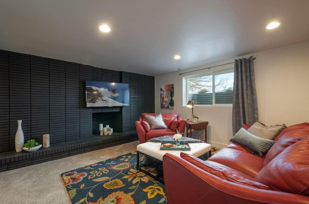 Mount Olympus Apartment | Modern Apartment close to freeway!