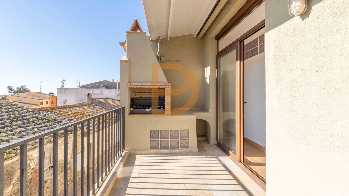 Vilamaniscle Apartment | Modern Apartment for Six People in Vilamaniscle