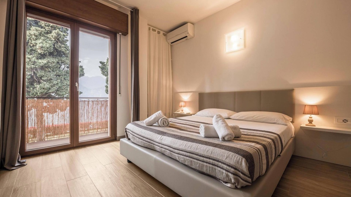 Cassone Apartment | Modern Apartment “Fiocco” with Lake View, Wi-Fi, Air Conditioning and Terrace