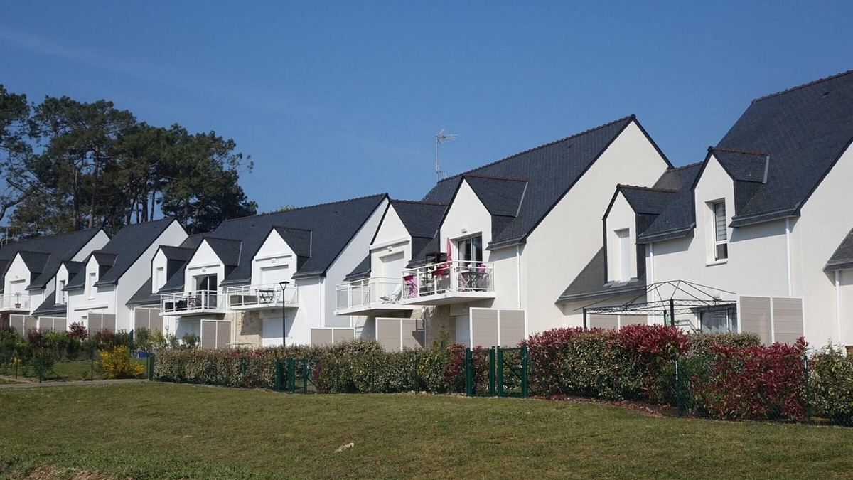Sarzeau Apartment | Modern Apartment for 2-4, 400m from Beach, Terrace, Parking, Quiet Area