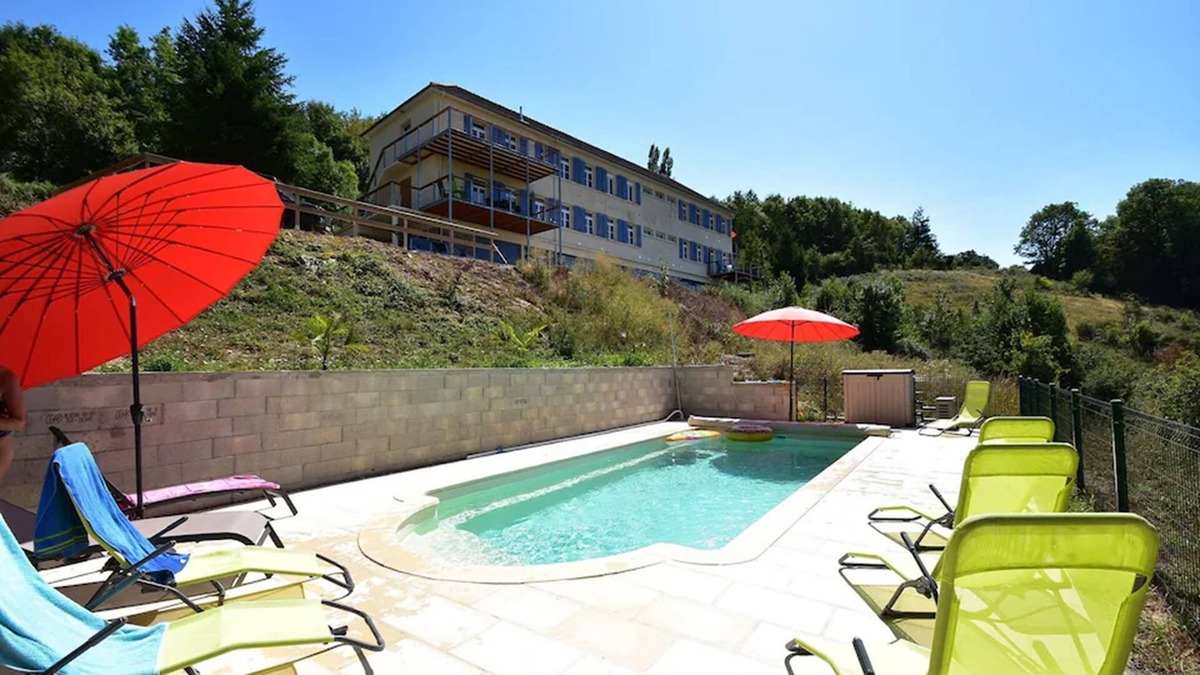 Cuzy Apartment | Modern apartment in Cuzy with a shared pool