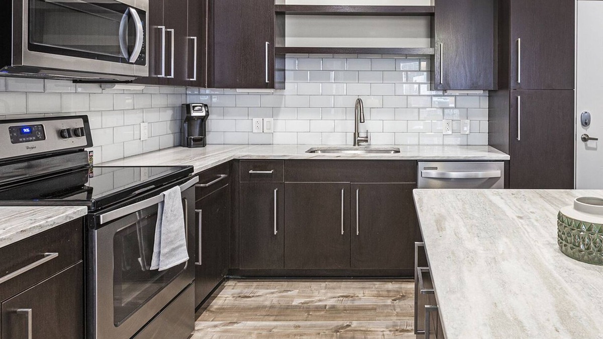 Beachwood Apartment | Modern Apartment in Prime Location (ID9659X91)