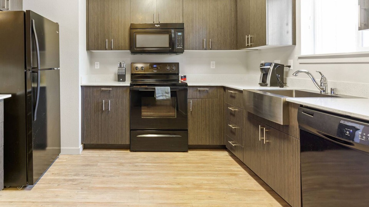 Vancouver Apartment | Modern Apartment in Prime Location (ID7029X00)