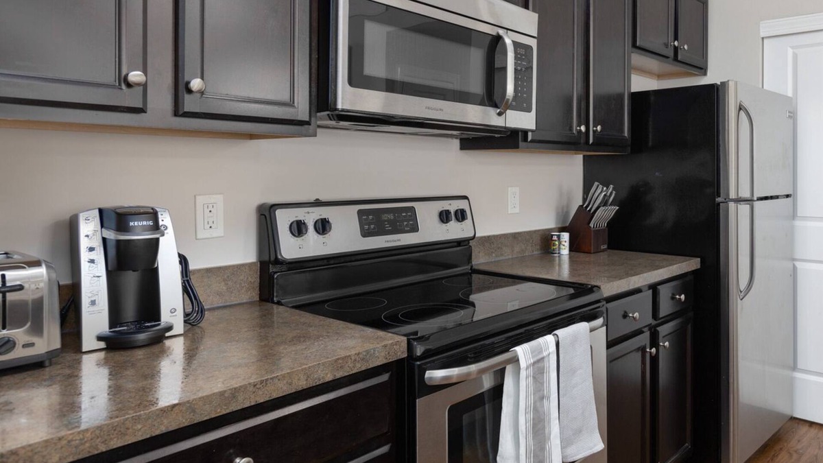 Lewis Center Apartment | Modern Apartment in Prime Location (ID4409X99)
