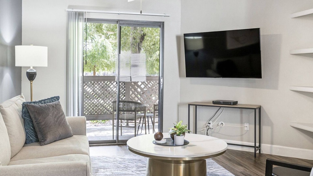 Old Town Apartment | Modern Apartment in Prime Location (ID2750X66)