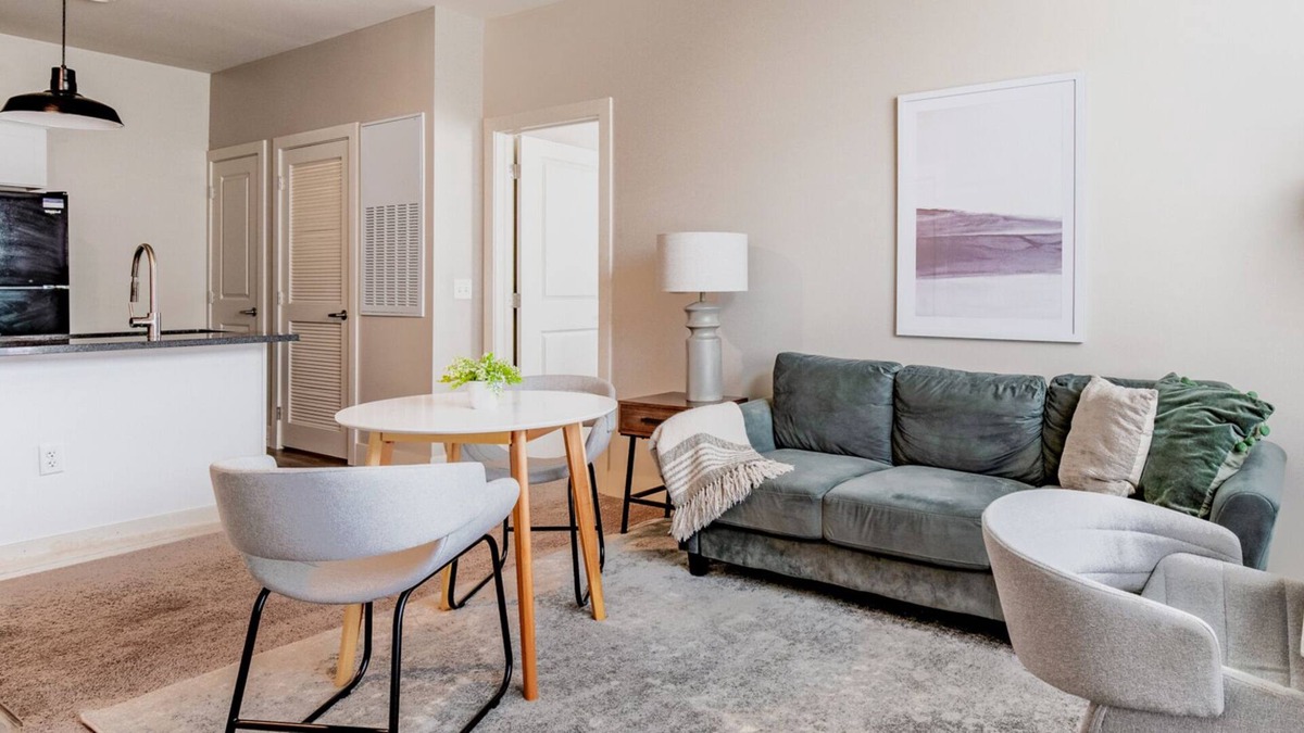 Toledo Apartment | Modern Apartment in Prime Location (ID8148X1)