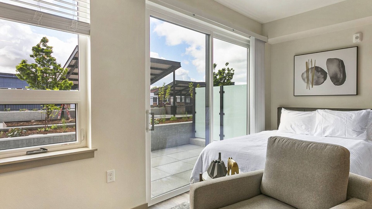 Kent Apartment | Modern Apartment in Prime Location (ID9325X61)
