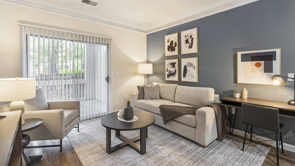 Greenbrier East Apartment | Modern Apartment in Prime Location (ID1169X399)
