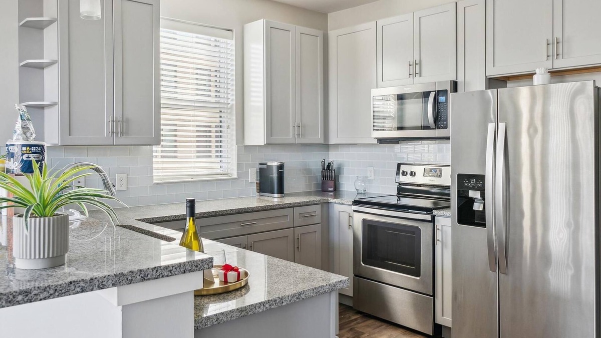 Roselawn Finance Apartment | Modern Apartment in Prime Location (ID1394X980)