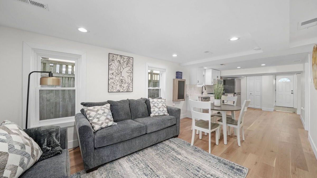 Forest Park Apartment | Modern apartment in great central location!