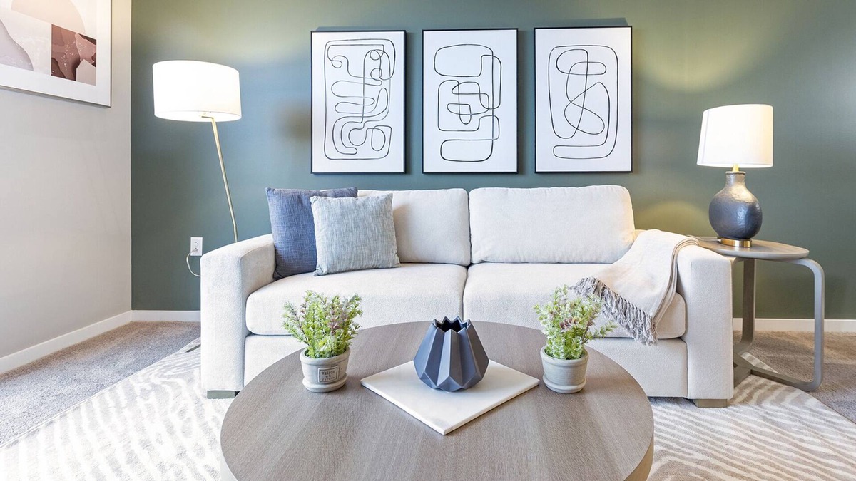 West Central Apartment | Modern Apartment in Prime Location (ID8141X0)