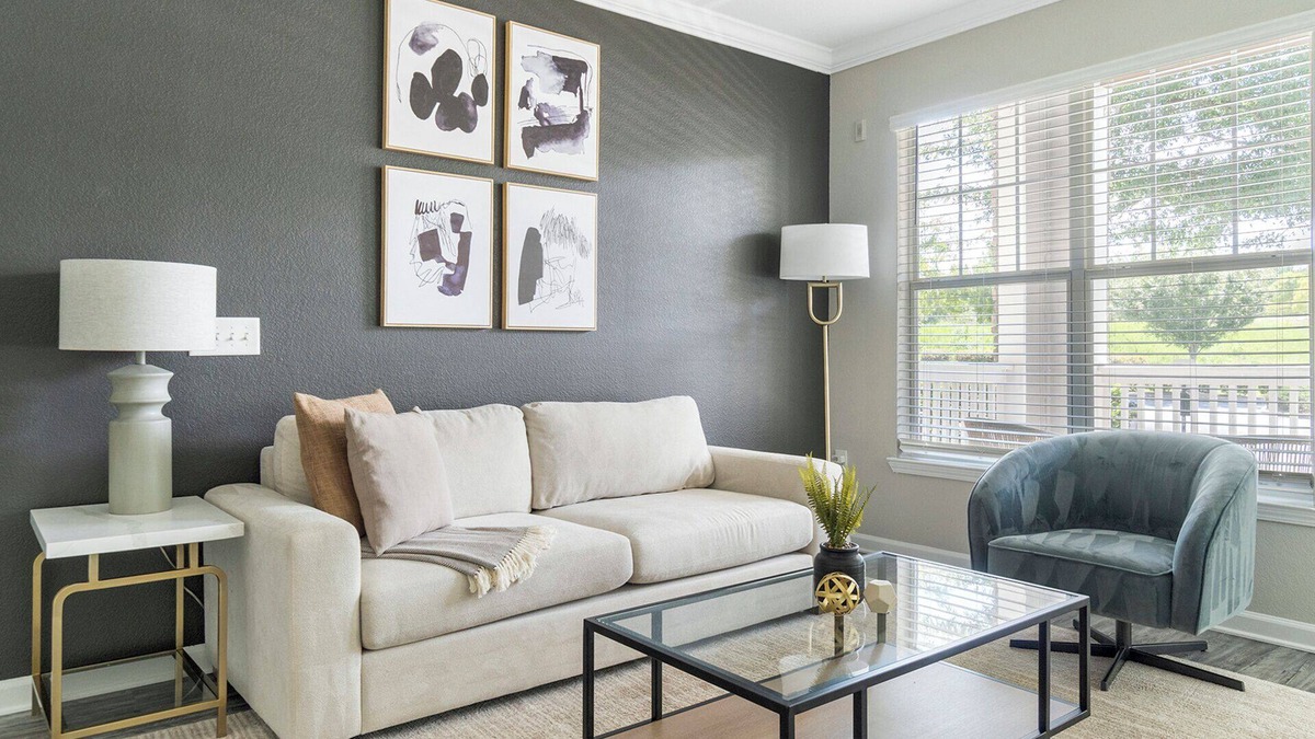 Raleigh Apartment | Modern Apartment in Prime Location (ID1015X187)