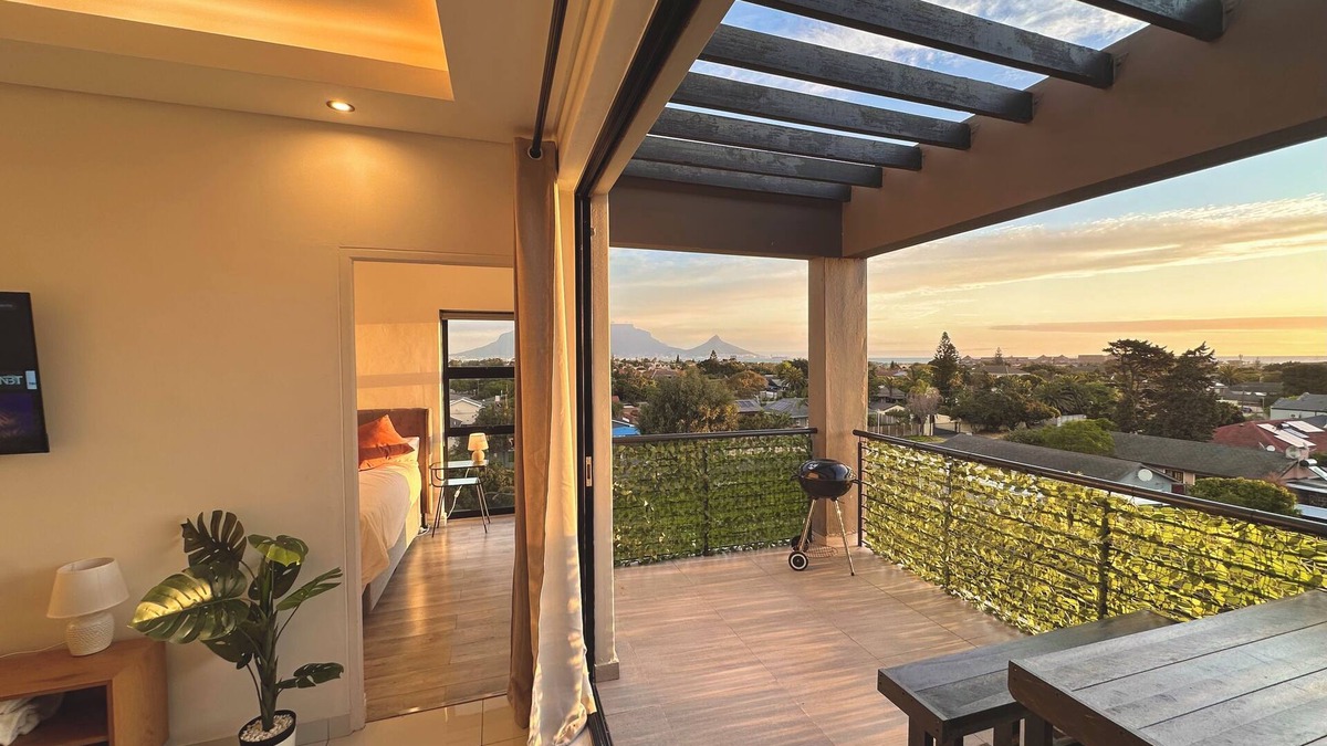 Flamingo Vlei Apartment | Modern Apartment in Blouberg. Table Mountain and Sea views | AVINA @ Blouberg