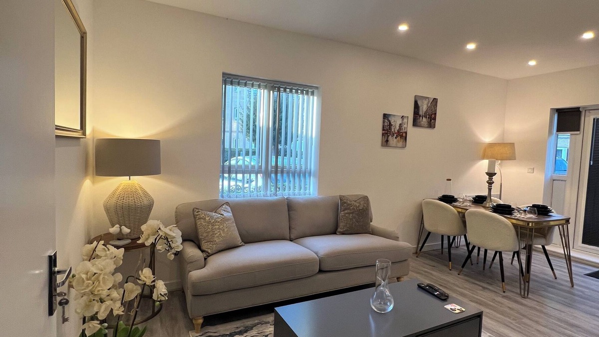 George Green Apartment | Modern apartment Near Windsor, Heathrow airport, on motorway (M4) and slough.
