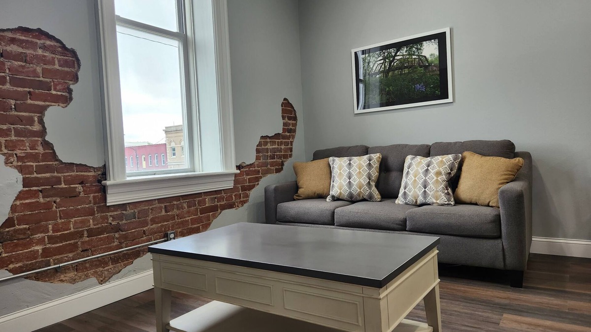 Iola Apartment | Modern Apartment on the Square “Gold”