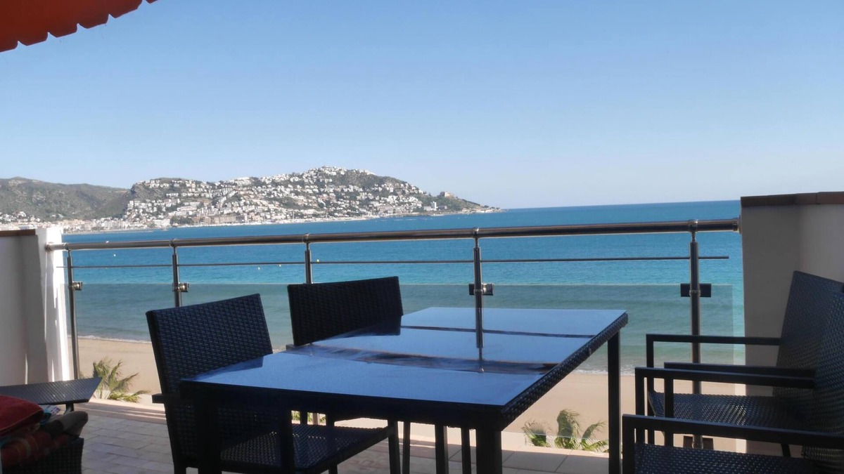 Santa Margarida Apartment | MODERN APARTMENT - SEA FRONT ON THE BAY OF ROSAS